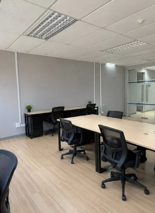 Private office of 36.27 sq.m. with a window, 17th floor, Serm Mit Tower, Asok