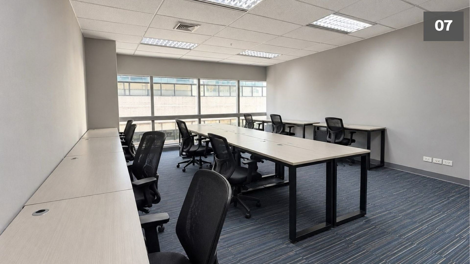 Private office of 38.7 sq.m. with a window, 17th floor, Serm Mit Tower, Asok