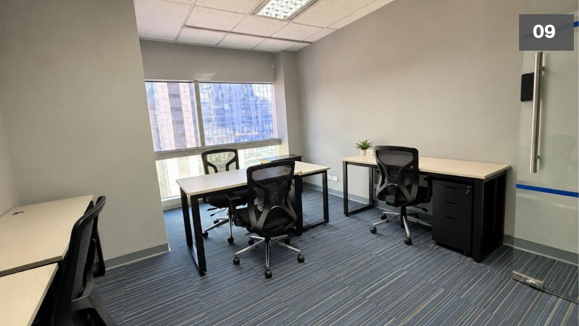 Private office of 16.2 sq.m. with a window, 17th floor, Serm Mit Tower, Asok