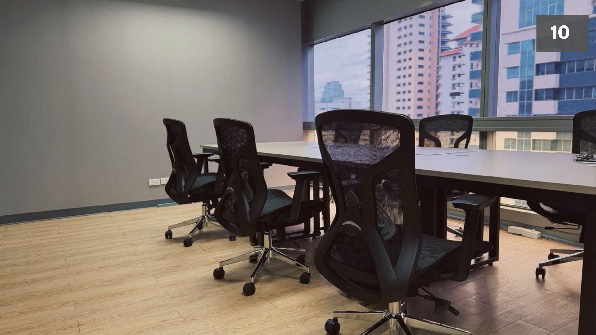 Private office of 26.4 sq.m. with a window, 17th floor, Serm Mit Tower, Asok