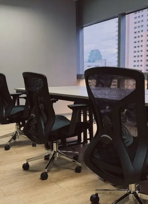 Private office of 26.4 sq.m. with a window, 17th floor, Serm Mit Tower, Asok
