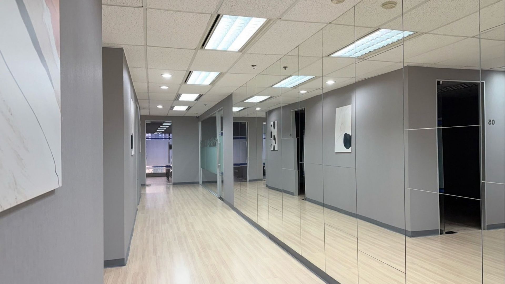 ทางเดินหน้าห้องออฟฟิศ ชั้น 17 เสริมมิตร ทาวเวอร์