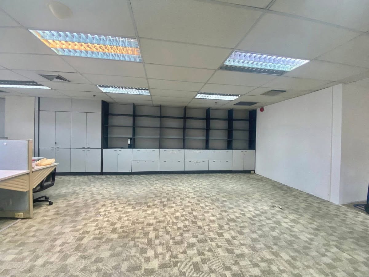 Open-plan office with storage cabinets, 33rd floor, Ocean Tower 2
