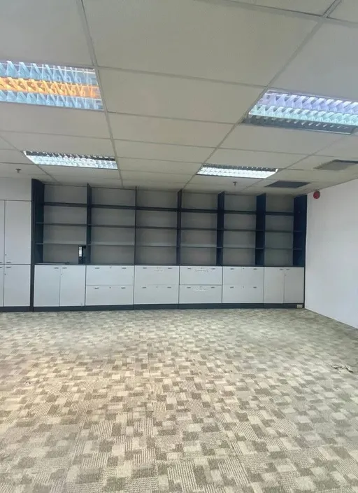 Open-plan office with storage cabinets, 33rd floor, Ocean Tower 2