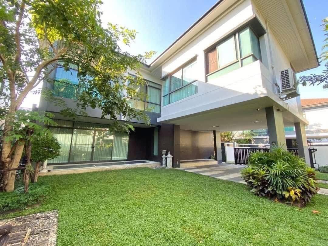 Detached house with lawn garden, Setthasiri Krungthep Kreetha