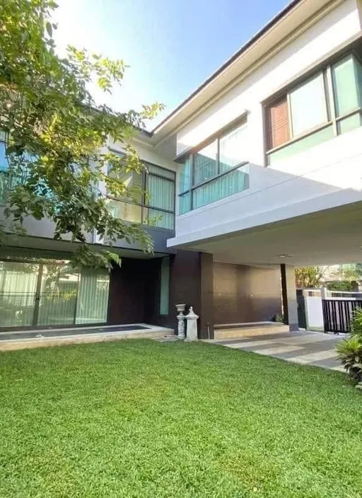 Detached house with lawn garden, Setthasiri Krungthep Kreetha