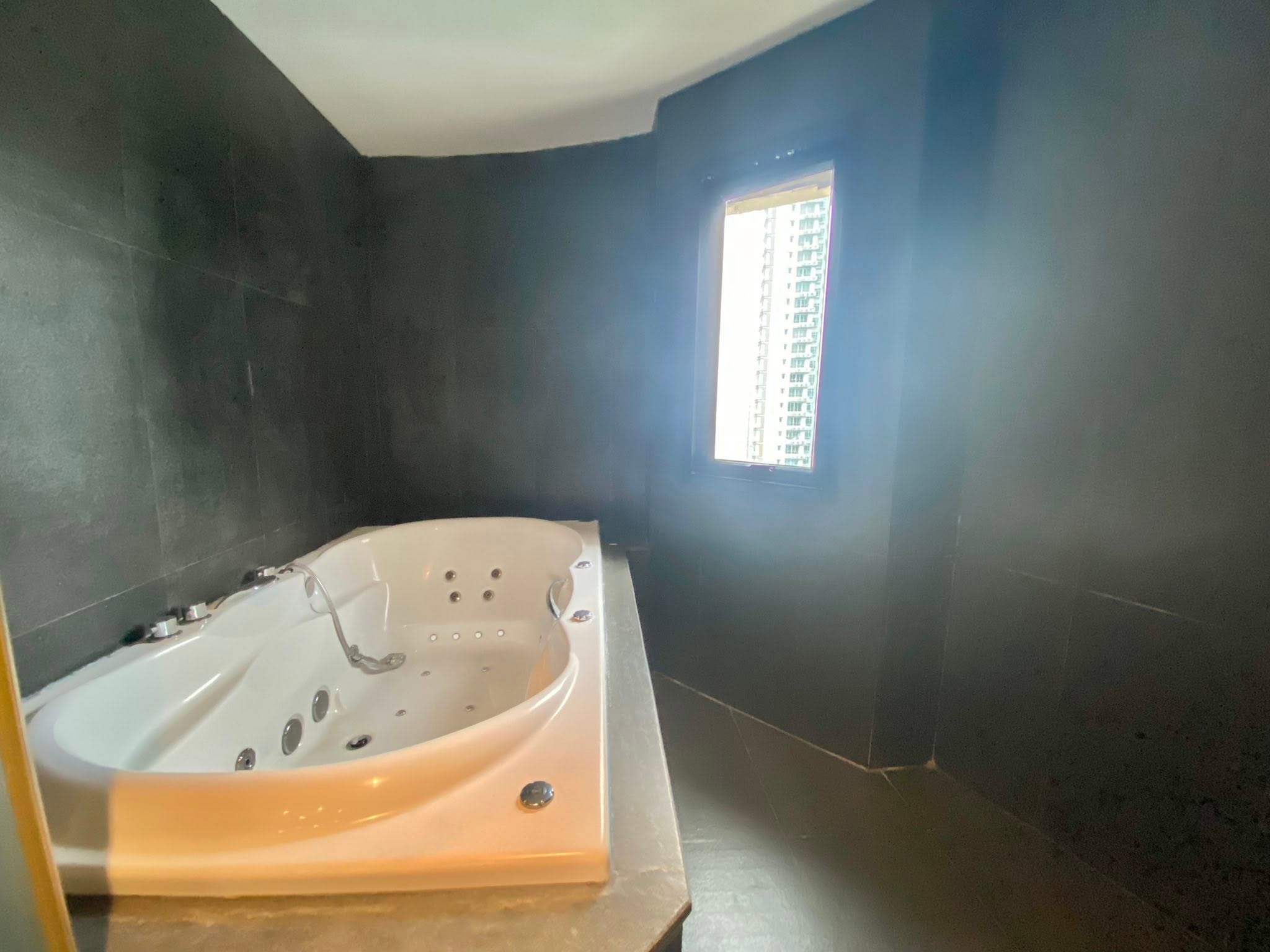 Jacuzzi bathtub in the master bathroom