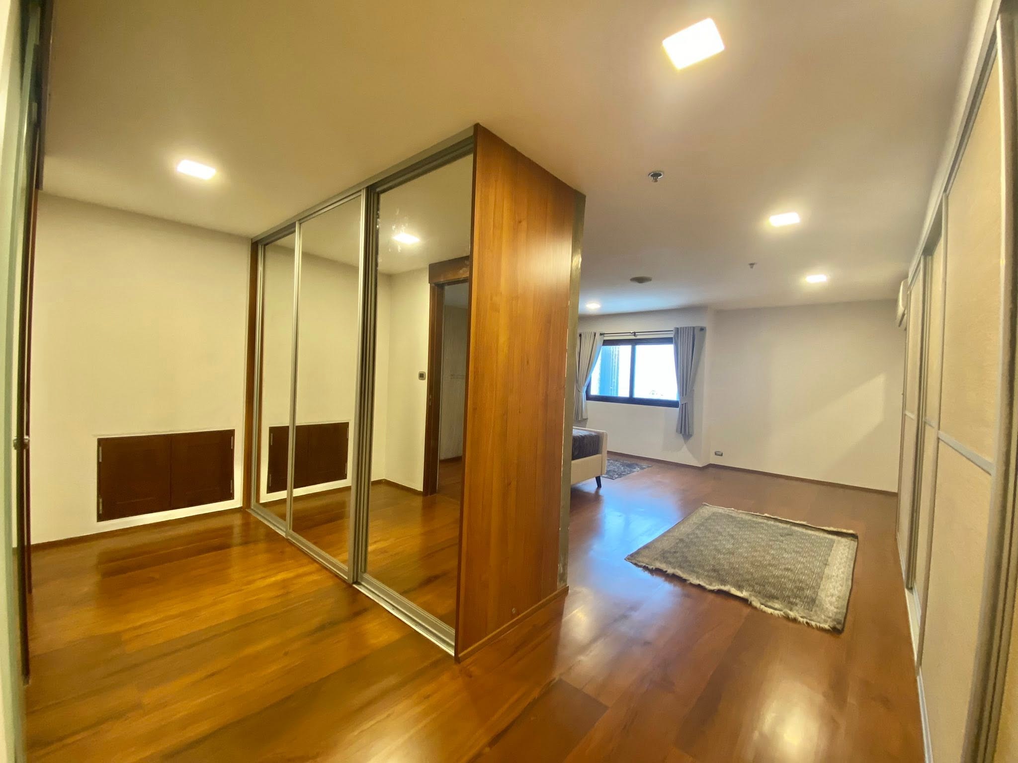 Dressing room with mirrored wardrobes