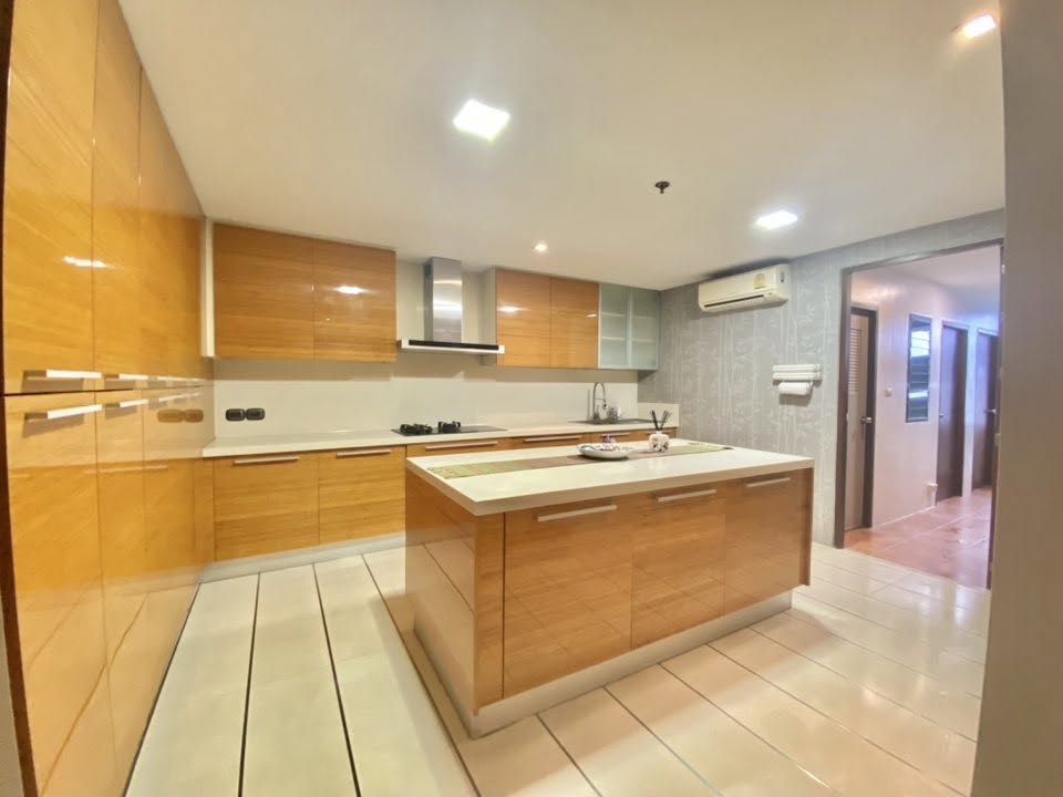 Built-in kitchen with cooker hood