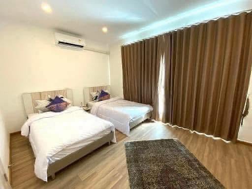 Bedroom with two single beds