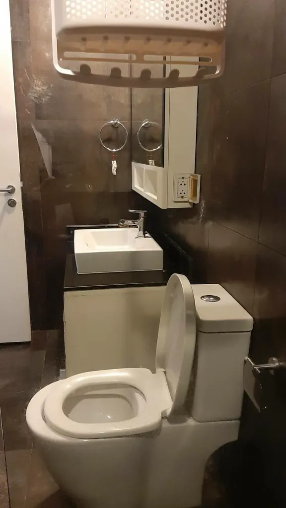 Bathroom of the 1-bedroom condo (50 sq.m.) at Voque Sukhumvit 31 Condominium