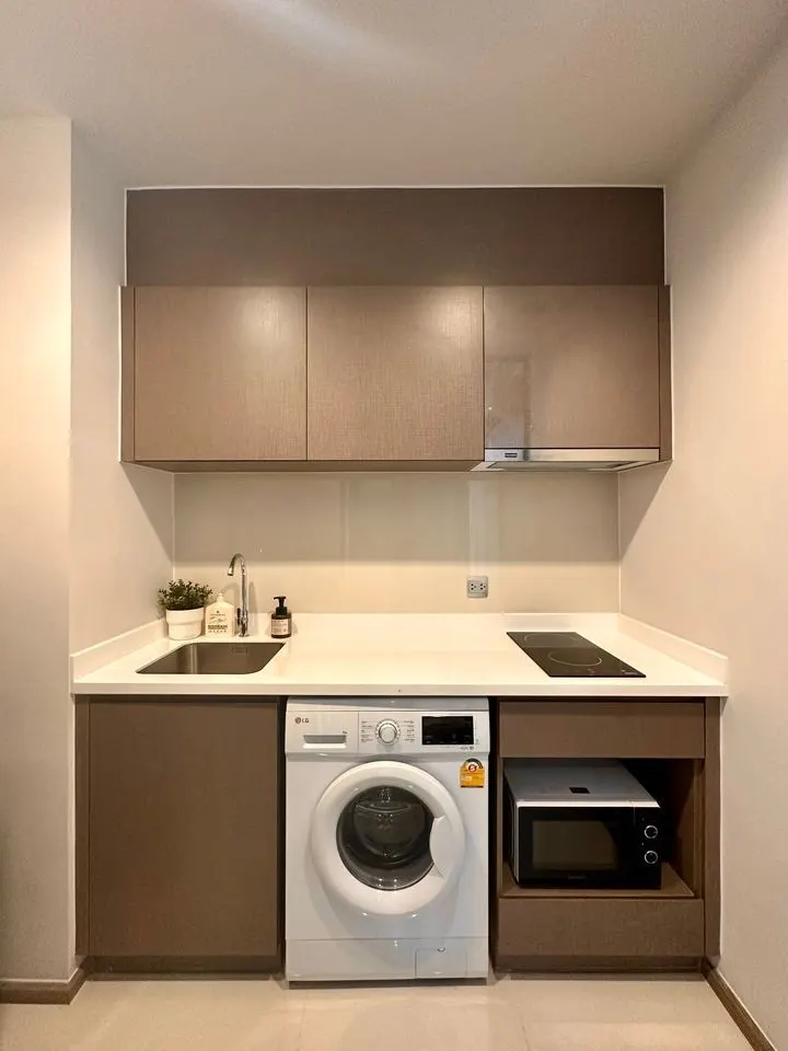 Kitchen of the 1-bedroom condo (35 sq.m.) at Life Ladprao Valley