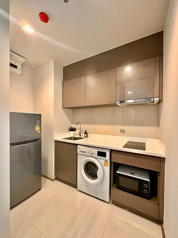 Kitchen (view 3) of the 1-bedroom condo (35 sq.m.) at Life Ladprao Valley