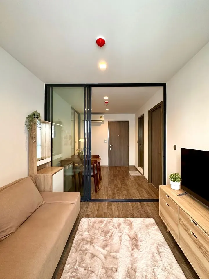 Living room (view 4) of the 1-bedroom condo (35 sq.m.) at Life Ladprao Valley