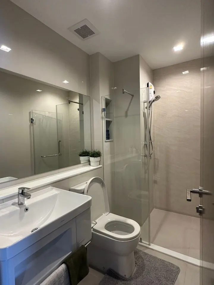 Bathroom of the 1-bedroom condo (35 sq.m.) at Life Ladprao Valley