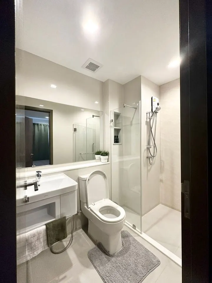 Bathroom (view 2) of the 1-bedroom condo (35 sq.m.) at Life Ladprao Valley