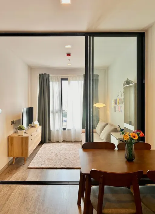 Living room of the 1-bedroom condo (35 sq.m.) at Life Ladprao Valley