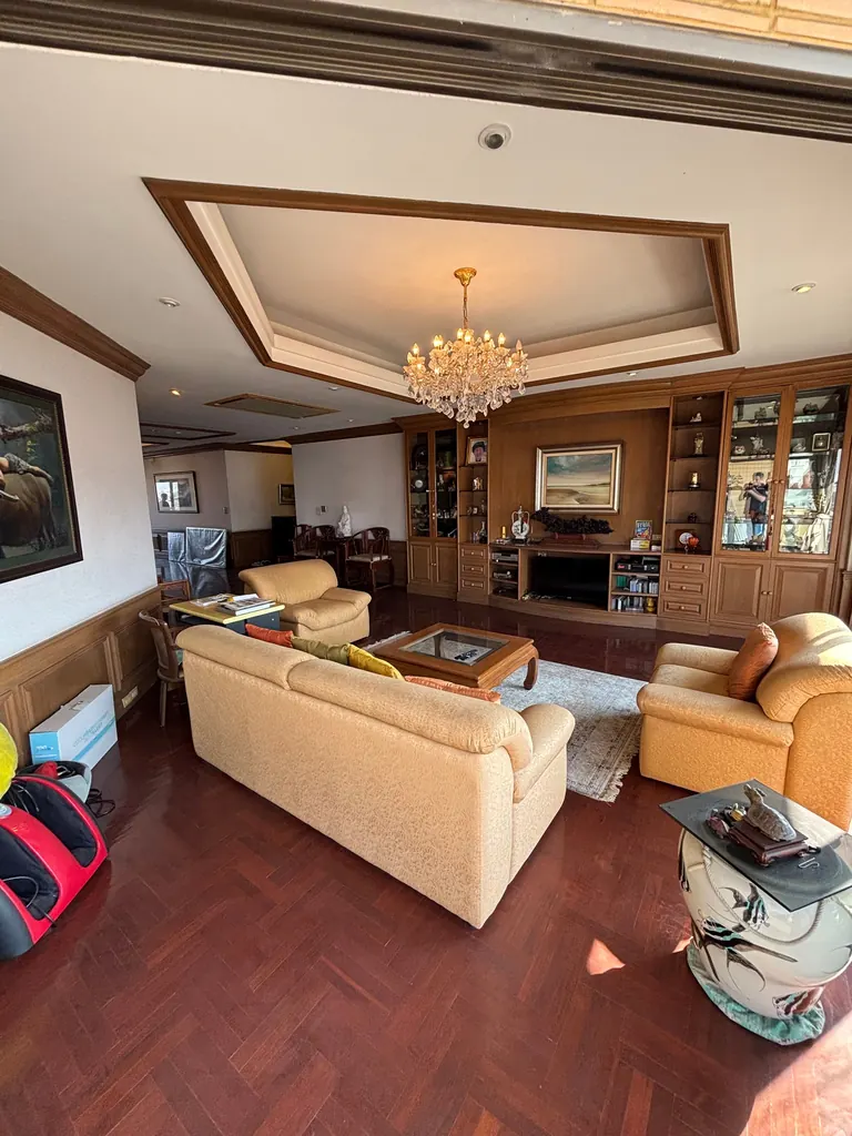 Photo 2 of listing DA-1528437: 3-bedroom condo (326 sq.m.) at Castle Hill Mansion Condominium