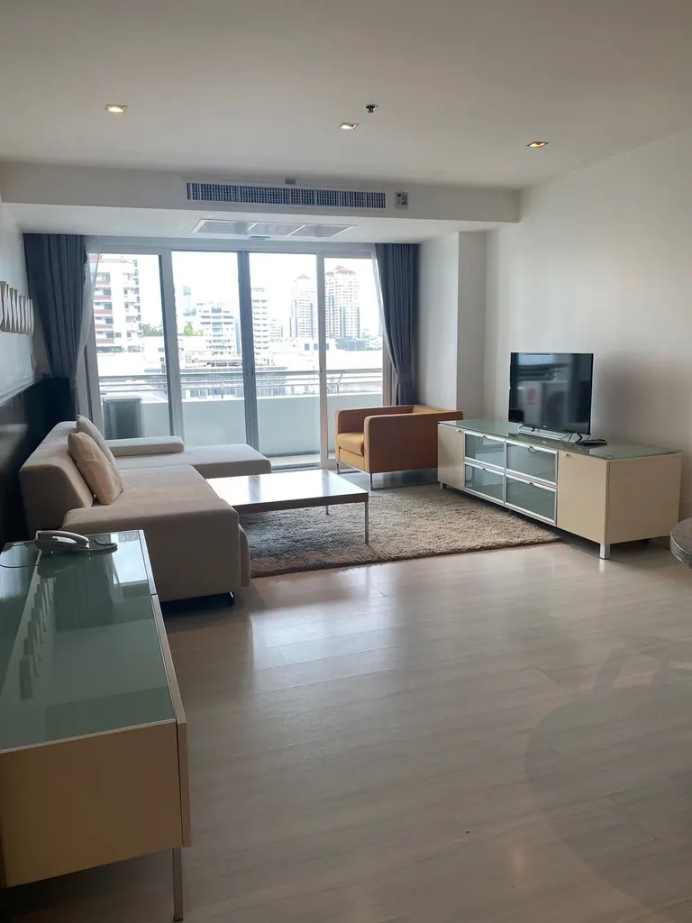 Living room (view 2) of the 1-bedroom condo (84 sq.m.) at Park Thonglor Tower