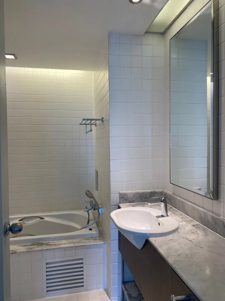 Bathroom (view 3) of the 1-bedroom condo (84 sq.m.) at Park Thonglor Tower