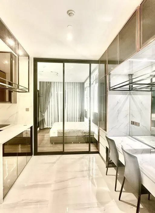 Living room of the 1-bedroom condo (45 sq.m.) at Supalai Icon Sathon