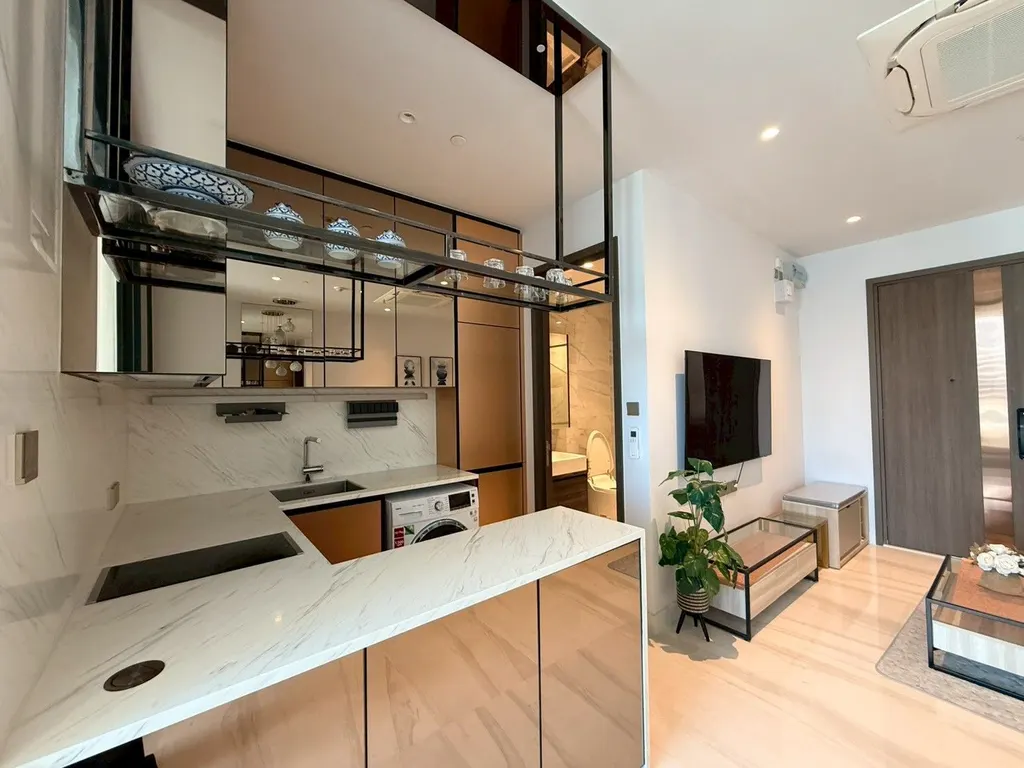 Kitchen of the 1-bedroom condo (44 sq.m.) at Supalai Icon Sathon