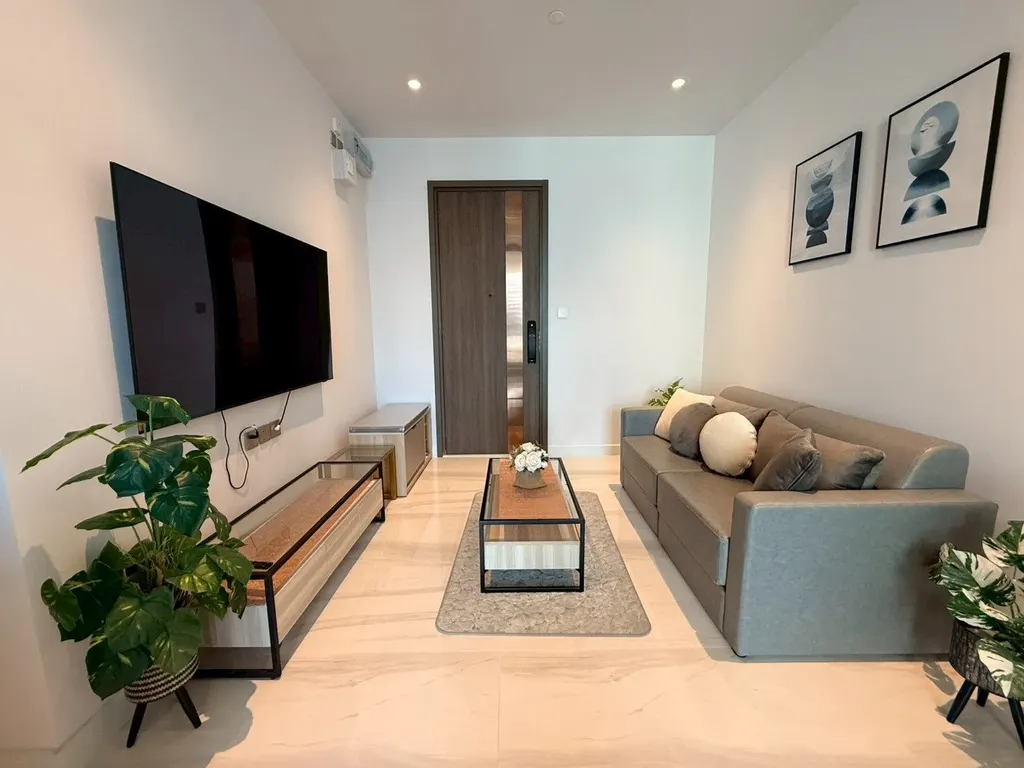 Living room of the 1-bedroom condo (44 sq.m.) at Supalai Icon Sathon