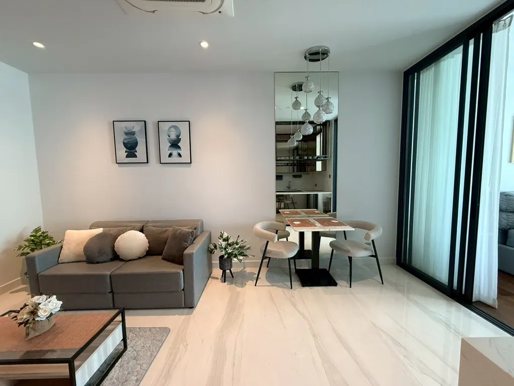 Living room (view 2) of the 1-bedroom condo (44 sq.m.) at Supalai Icon Sathon