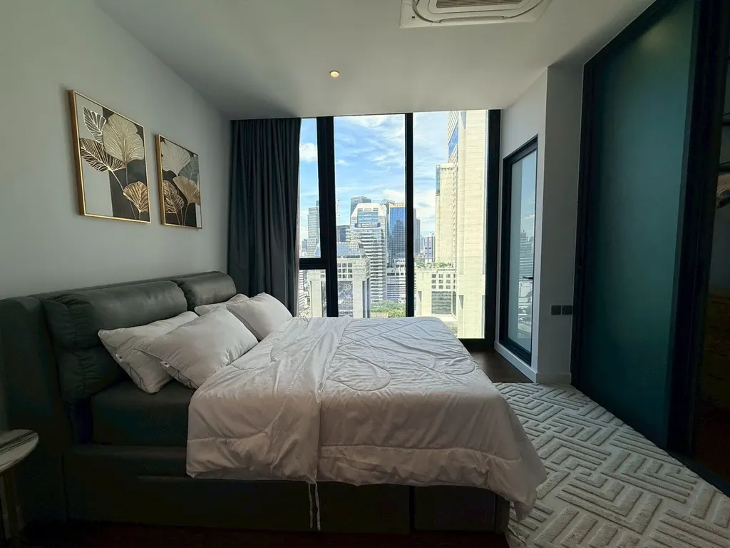 Living room (view 4) of the 1-bedroom condo (44 sq.m.) at Supalai Icon Sathon