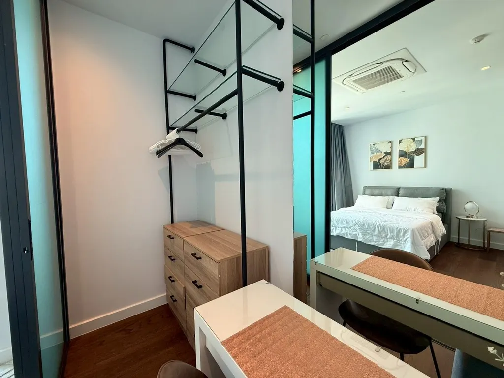 Bedroom (view 2) of the 1-bedroom condo (44 sq.m.) at Supalai Icon Sathon