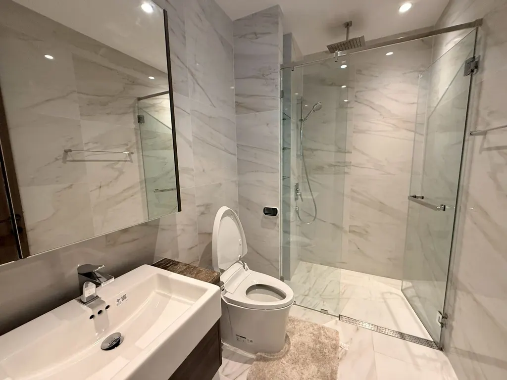Bathroom of the 1-bedroom condo (44 sq.m.) at Supalai Icon Sathon