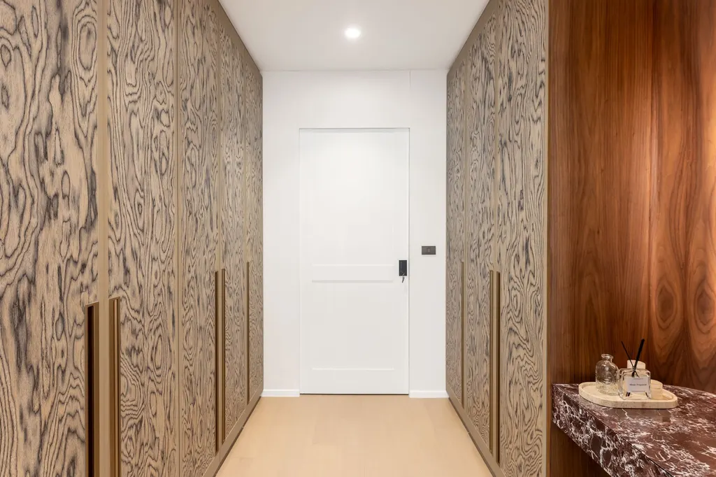 Photo 17 of listing DA-2057849: 3-bedroom townhouse (205 sq.m.) in Sathorn