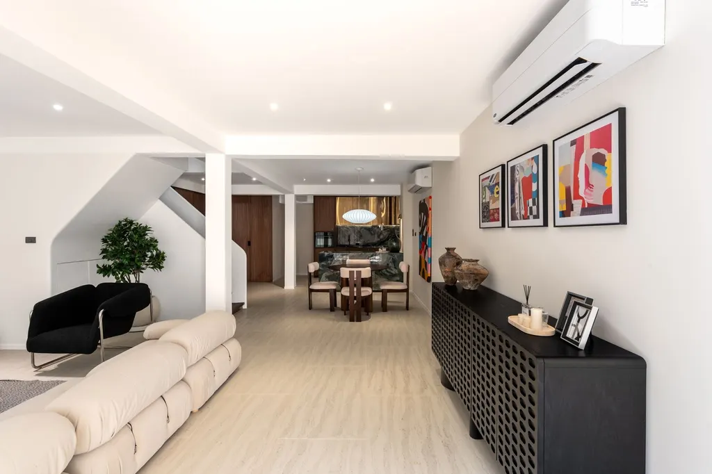 Photo 2 of listing DA-2057849: 3-bedroom townhouse (205 sq.m.) in Sathorn