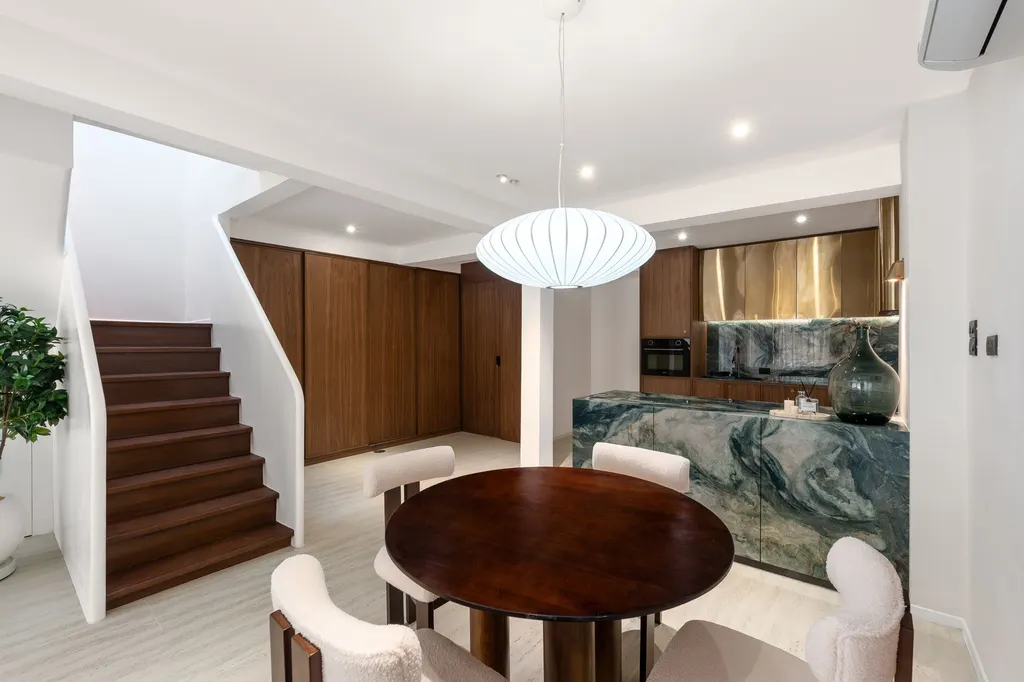 Photo 4 of listing DA-2057849: 3-bedroom townhouse (205 sq.m.) in Sathorn