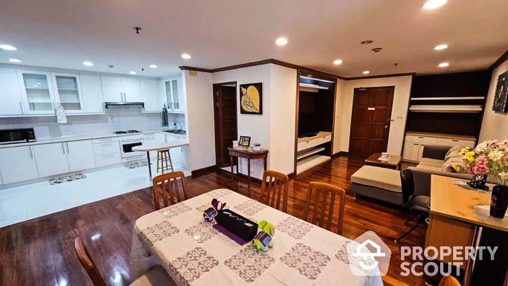 Photo 3 of listing DA-2108267: 2-bedroom condo (136 sq.m.) at Baan Suanpetch Condominium