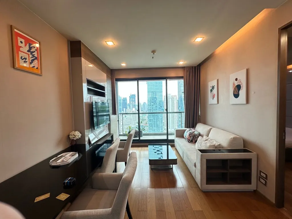 The Address Sathorn ရှိ 2 အိပ်ခန်းပါ ကွန်ဒို (66 စတုရန်းမီတာ) ၏ ဧည့်ခန်း (ရှုခင်း 2)