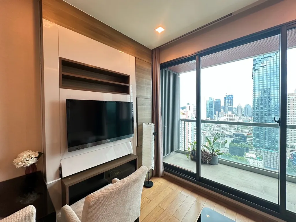 The Address Sathorn ရှိ 2 အိပ်ခန်းပါ ကွန်ဒို (66 စတုရန်းမီတာ) ၏ ဧည့်ခန်း (ရှုခင်း 3)
