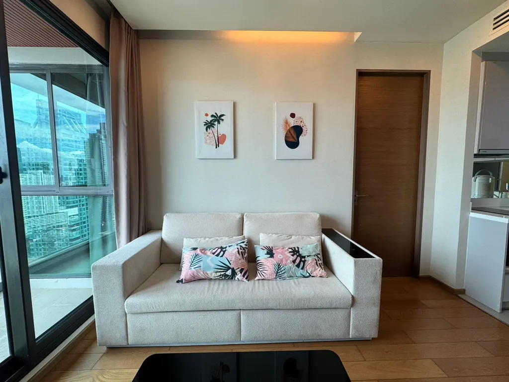 The Address Sathorn ရှိ 2 အိပ်ခန်းပါ ကွန်ဒို (66 စတုရန်းမီတာ) ၏ ဧည့်ခန်း (ရှုခင်း 5)