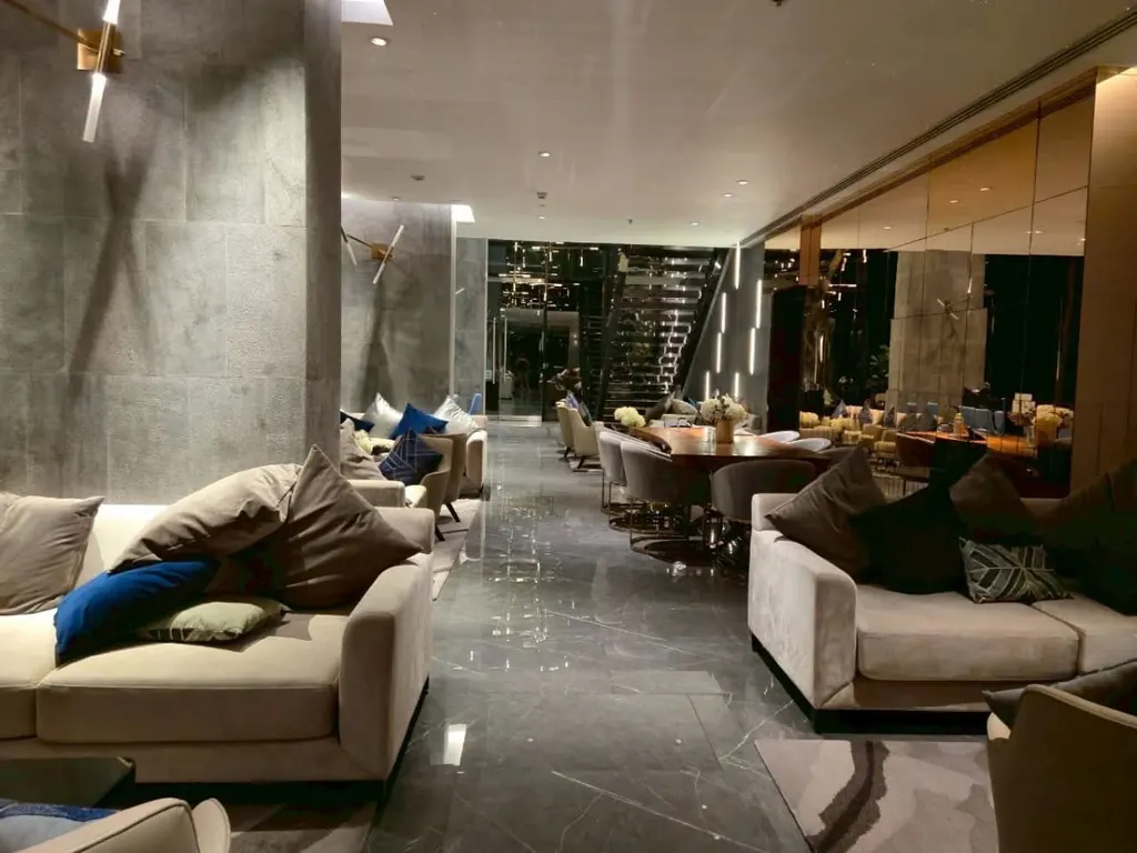 Knightsbridge Prime Sathorn的1房公寓（37.95平方米）客厅（景观8）