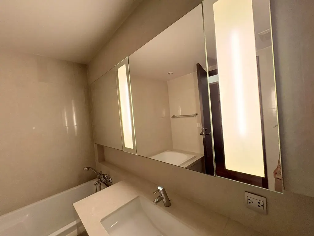 Bathroom of the 2-bedroom condo (82 sq.m.) at Quattro By Sansiri
