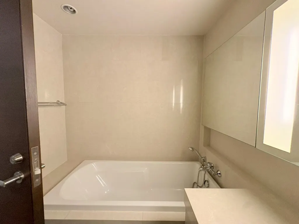 Bathroom (view 2) of the 2-bedroom condo (82 sq.m.) at Quattro By Sansiri