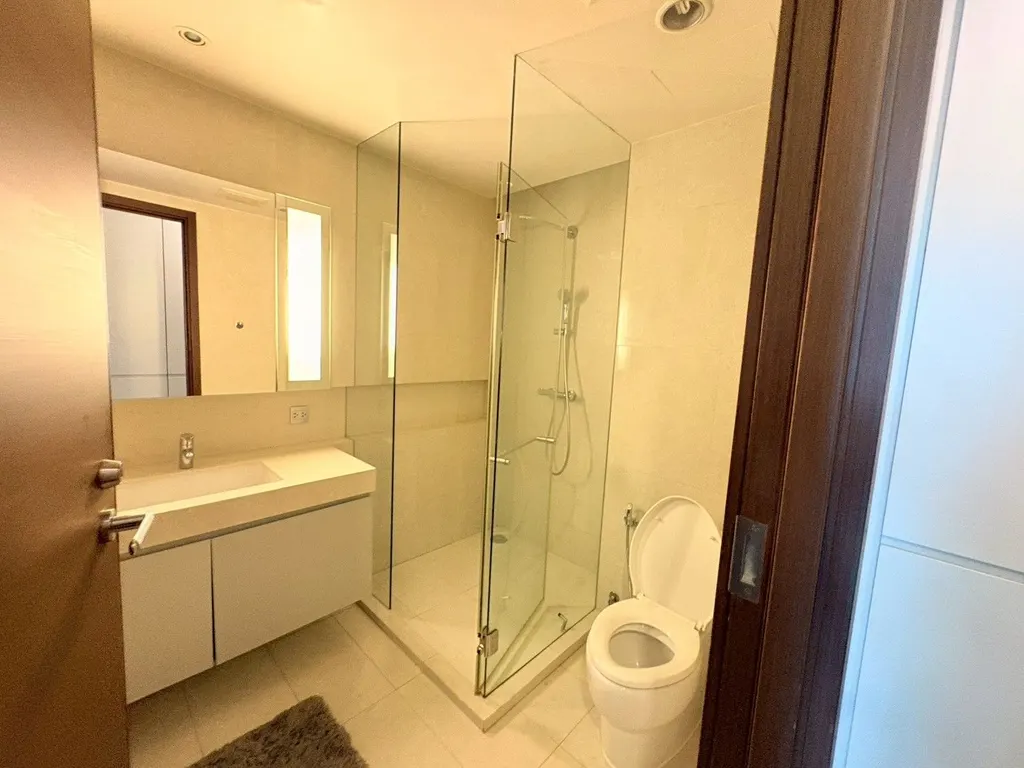 Bathroom (view 3) of the 2-bedroom condo (82 sq.m.) at Quattro By Sansiri