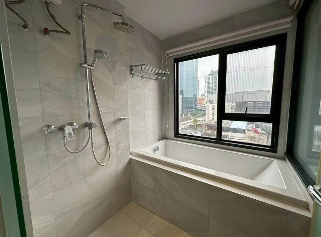 Bathroom of the 2-bedroom condo (80.03 sq.m.) at Rhythm Ekkamai