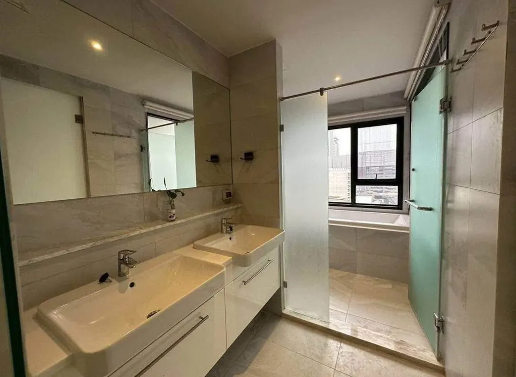 Bathroom (view 2) of the 2-bedroom condo (80.03 sq.m.) at Rhythm Ekkamai