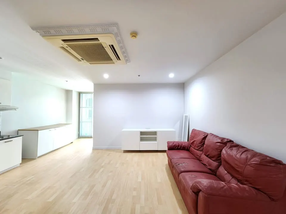 Living room (view 2) of the 1-bedroom condo (52 sq.m.) at Sukhumvit Living Town