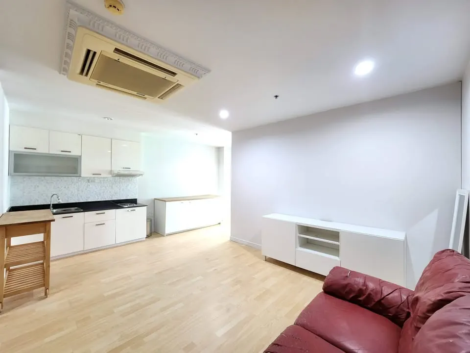 Living room (view 3) of the 1-bedroom condo (52 sq.m.) at Sukhumvit Living Town