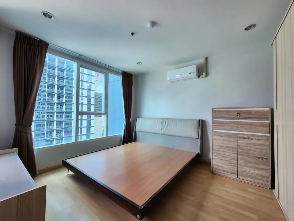Bedroom of the 1-bedroom condo (52 sq.m.) at Sukhumvit Living Town