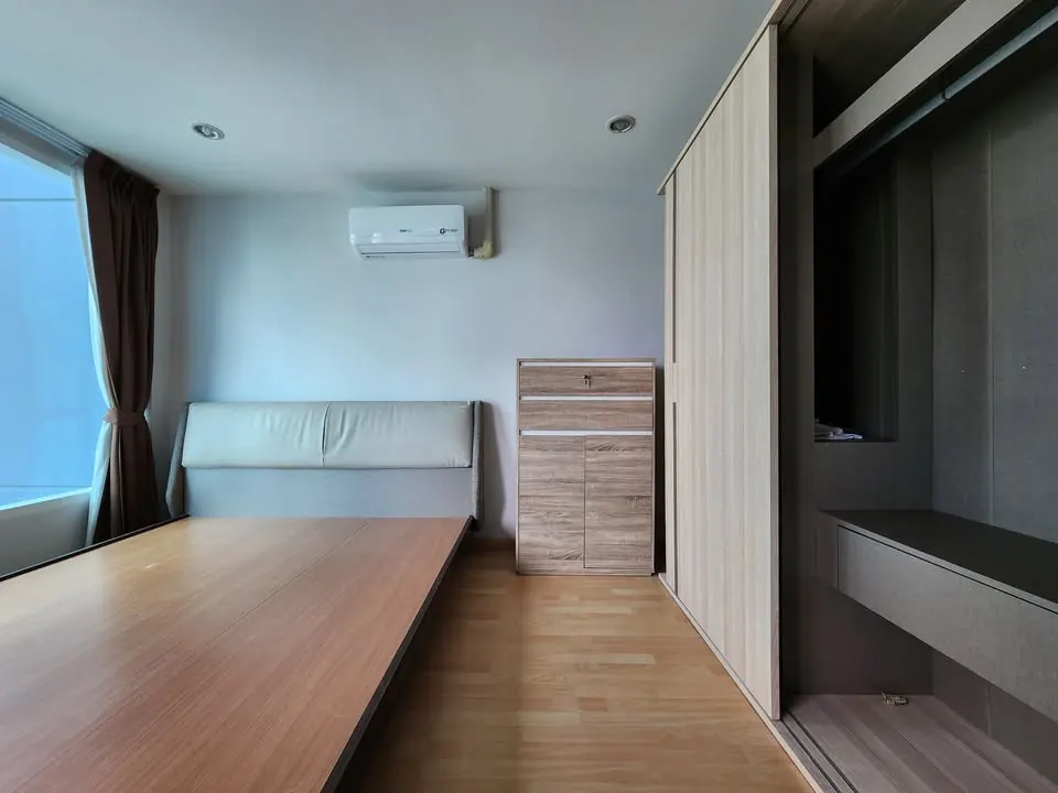 Bedroom (view 2) of the 1-bedroom condo (52 sq.m.) at Sukhumvit Living Town