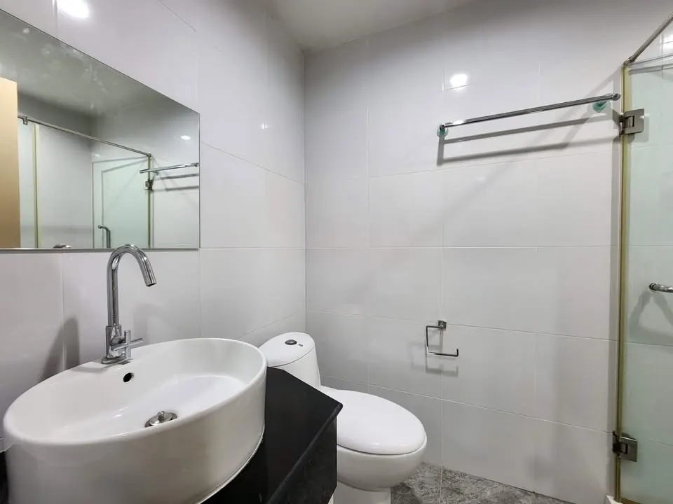 Bathroom of the 1-bedroom condo (52 sq.m.) at Sukhumvit Living Town