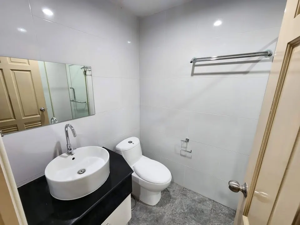 Bathroom (view 2) of the 1-bedroom condo (52 sq.m.) at Sukhumvit Living Town
